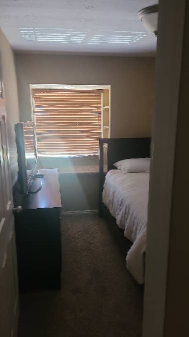 Looking for roommate