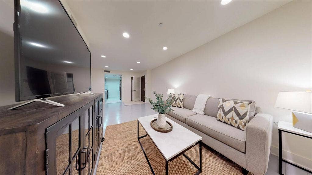 1 BR in Los Angeles