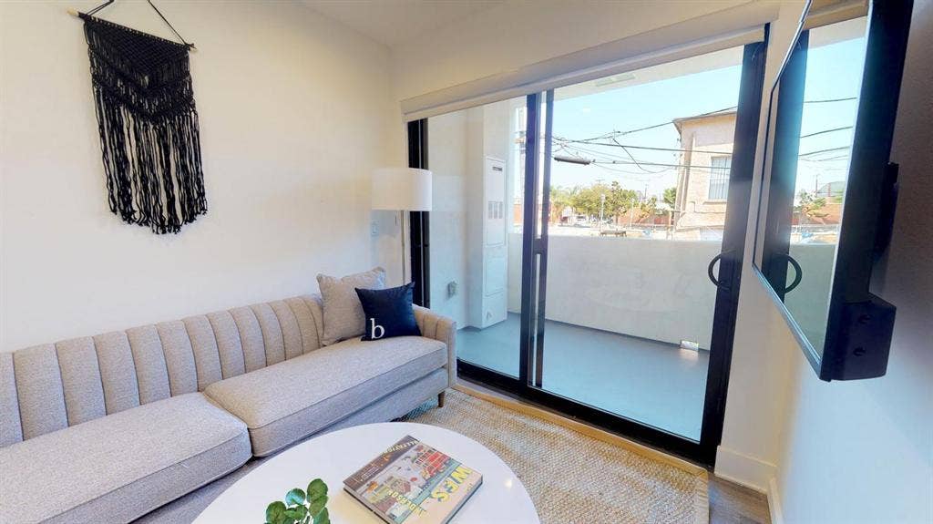 1 BR in Los Angeles