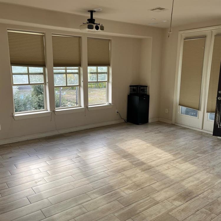 Furnished 
Penthouse + Balcony