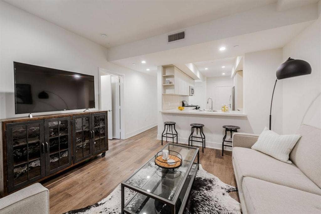 1 BR in Los Angeles