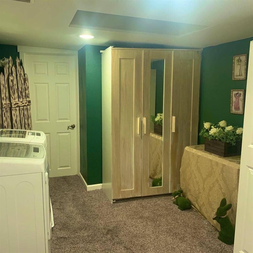 Unfurn/Furnished Room in LGBTQ Home