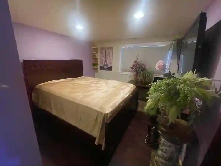 Unfurn/Furnished Room in LGBTQ Home
