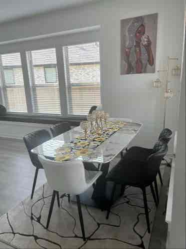 Room for rent-Available September 1