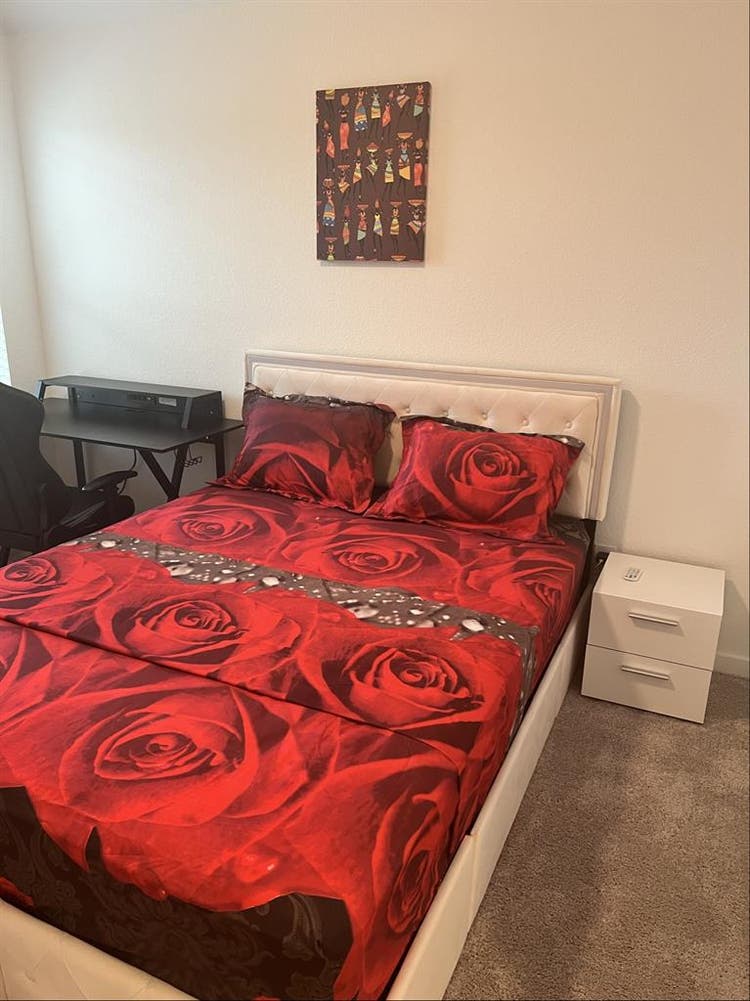 Room for rent-Available August 1