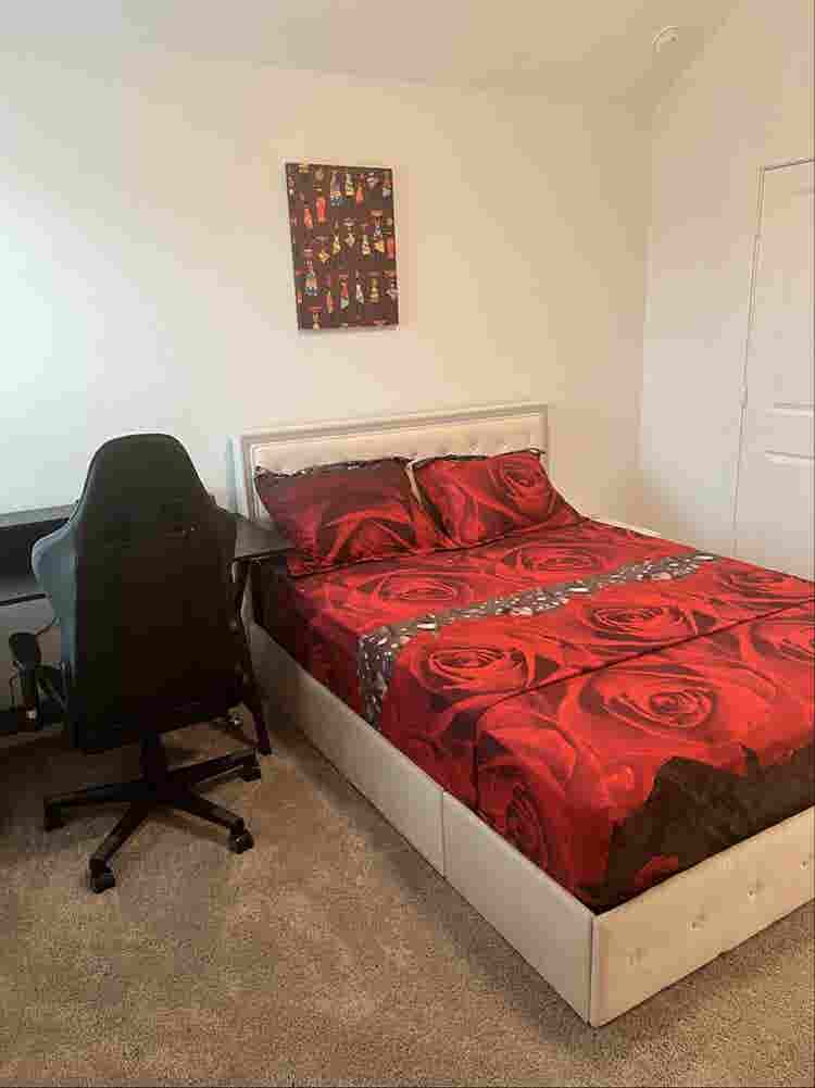Room for rent-Available August 1
