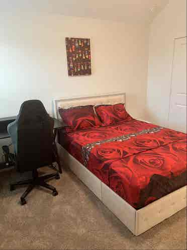 Room for rent-Available September 1