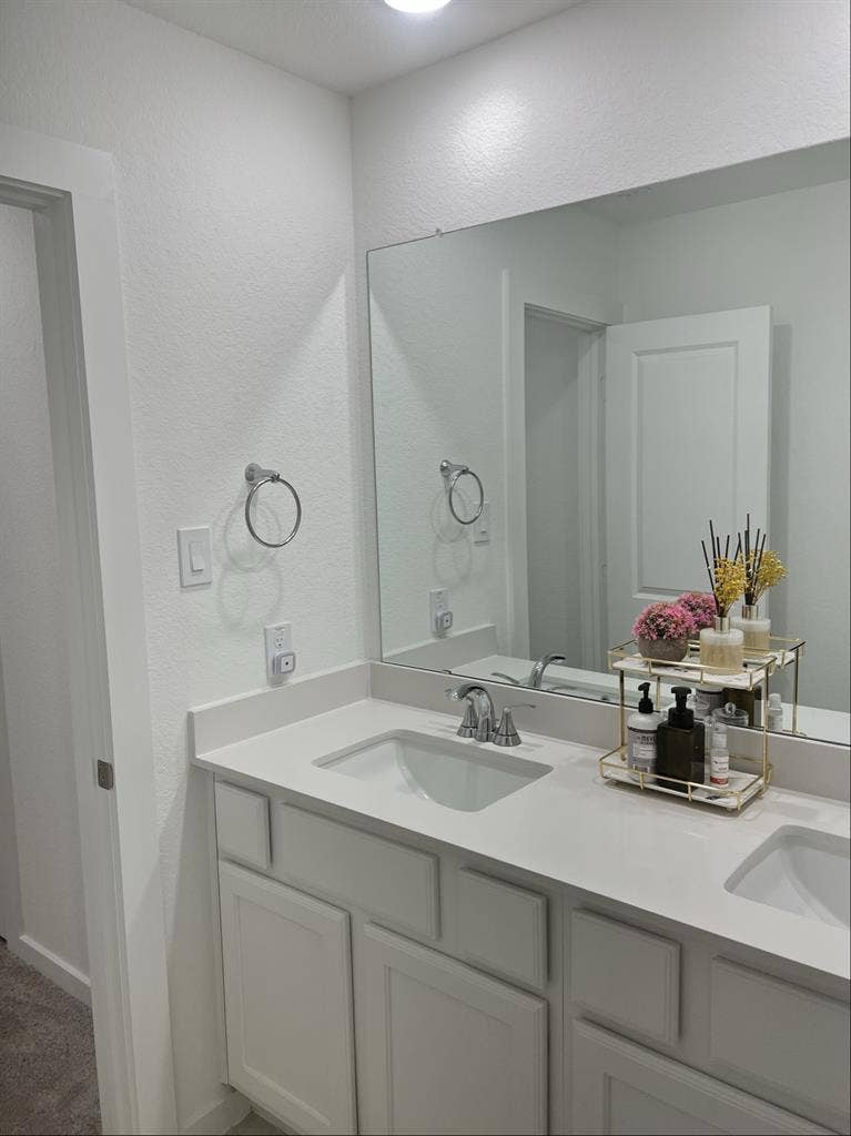 Room for rent-Available August 1