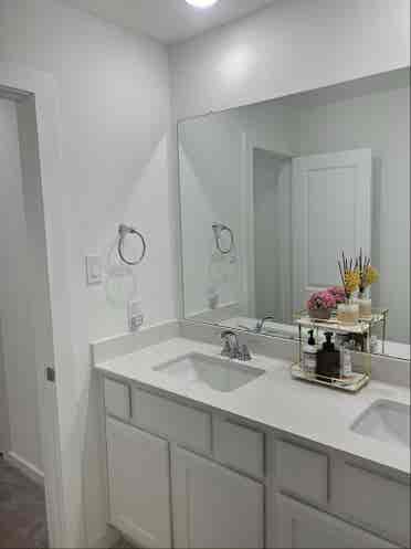 Room for rent-Available September 1