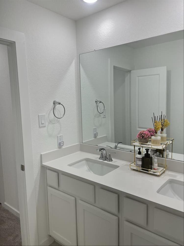 Room for rent-Available August 1