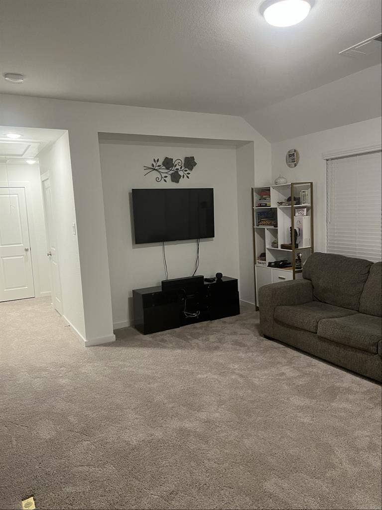 Room for rent-Available August 1