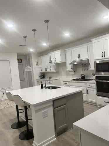 Room for rent-Available September 1