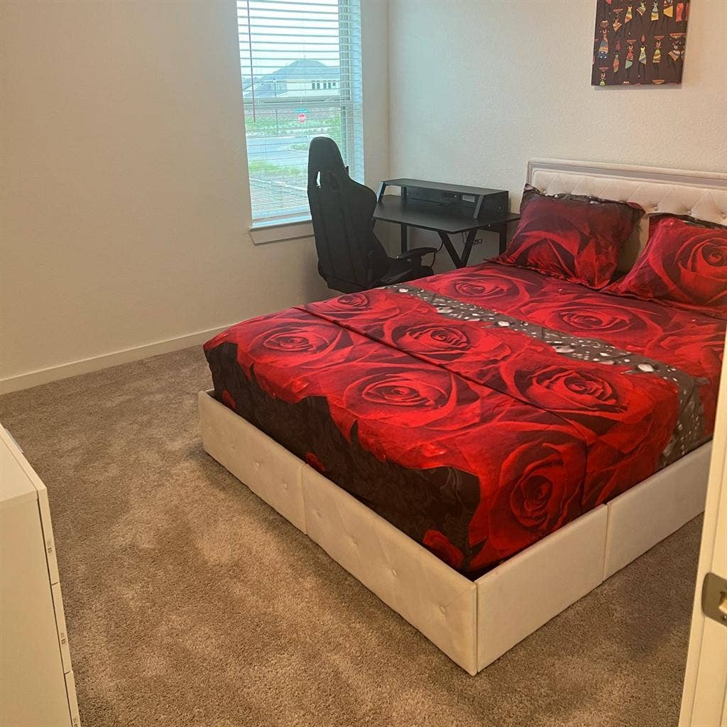 Room for rent - Available now!