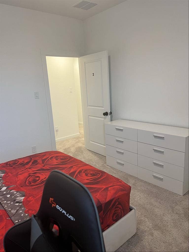 Room for rent-Available August 1