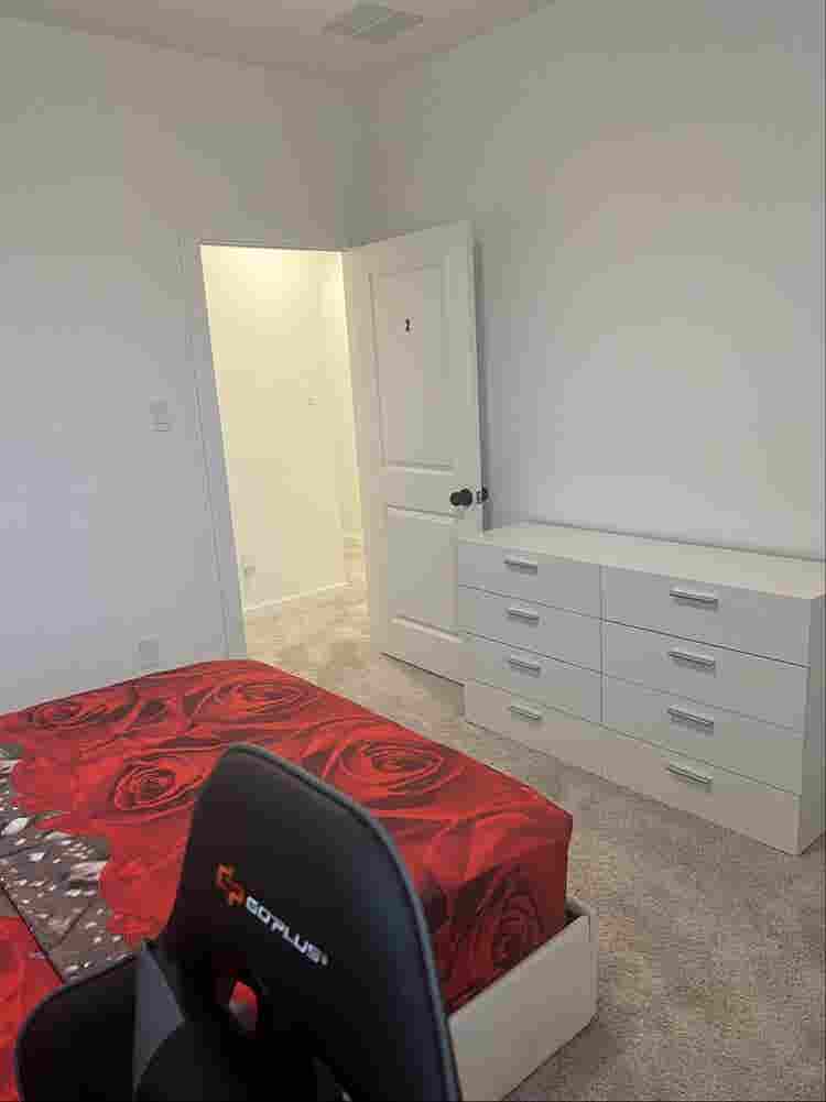 Room for rent-Available August 1