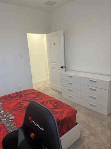Room for rent-Available September 1