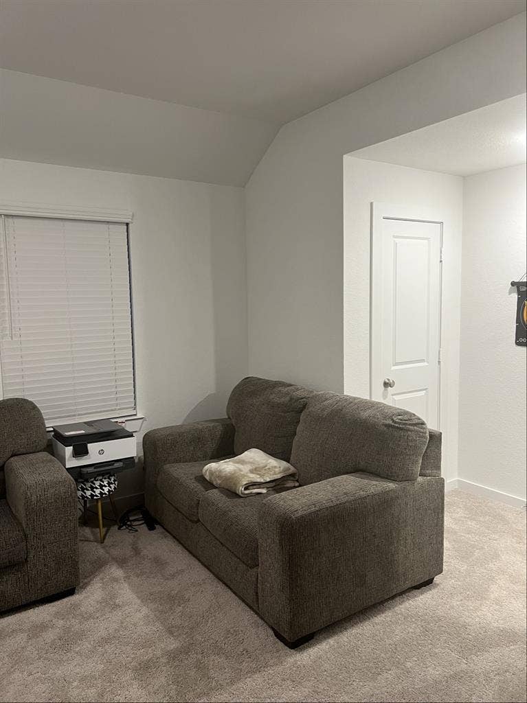 Room for rent-Available August 1