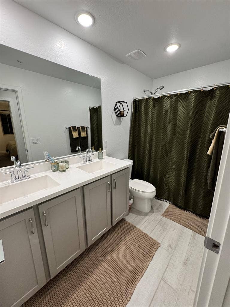 Clean, Comfortable, Close to I-