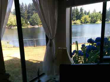 2 Bed Apt on the lake - short term