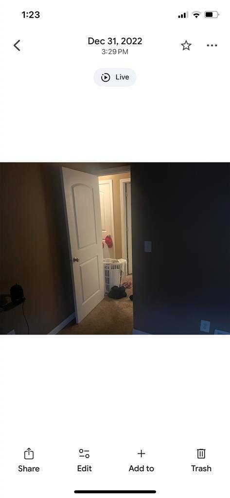 Big room, window, walk in
closet.