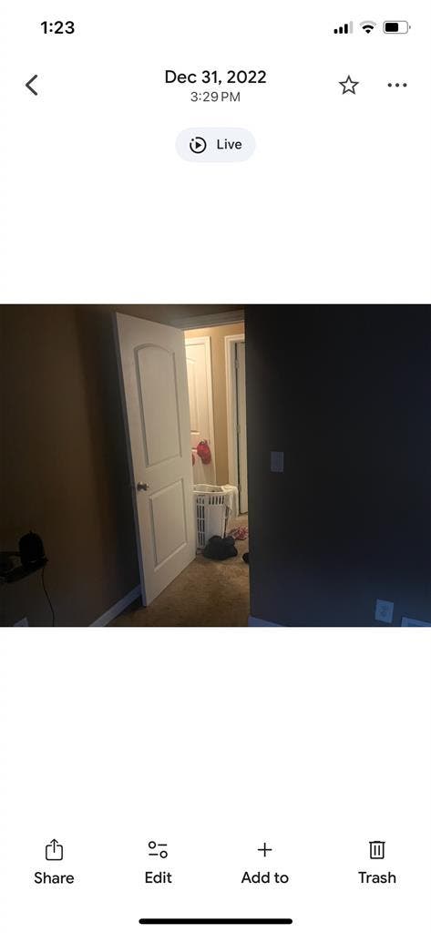 Big room, window, walk in
closet.