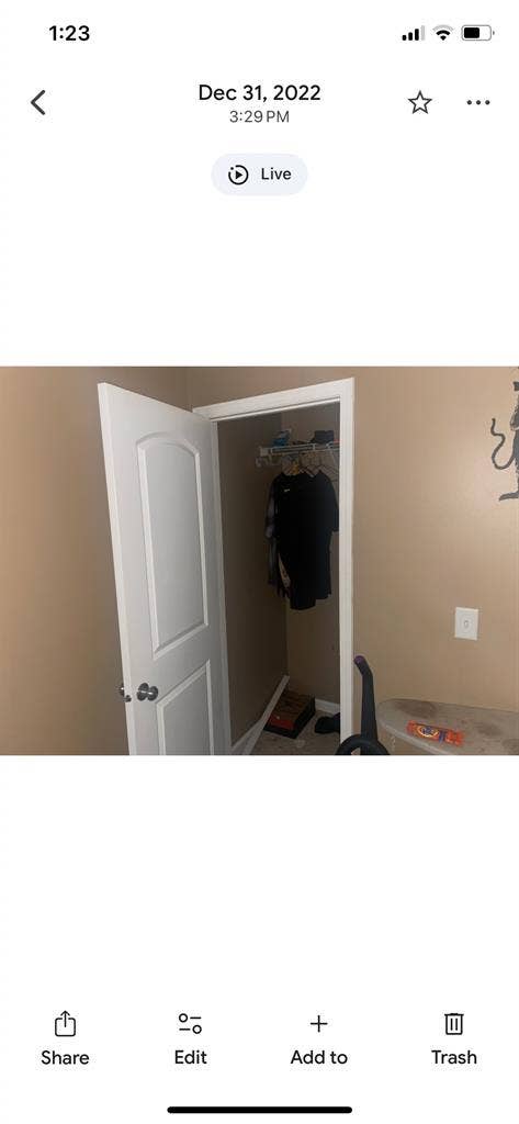 Big room, window, walk in
closet.