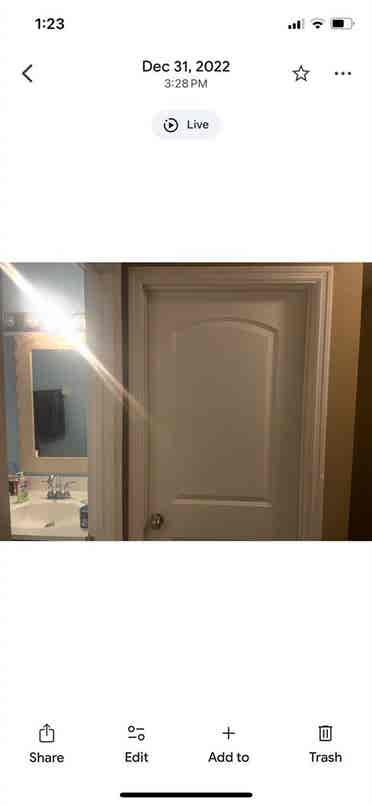 Big room, window, walk in
closet.