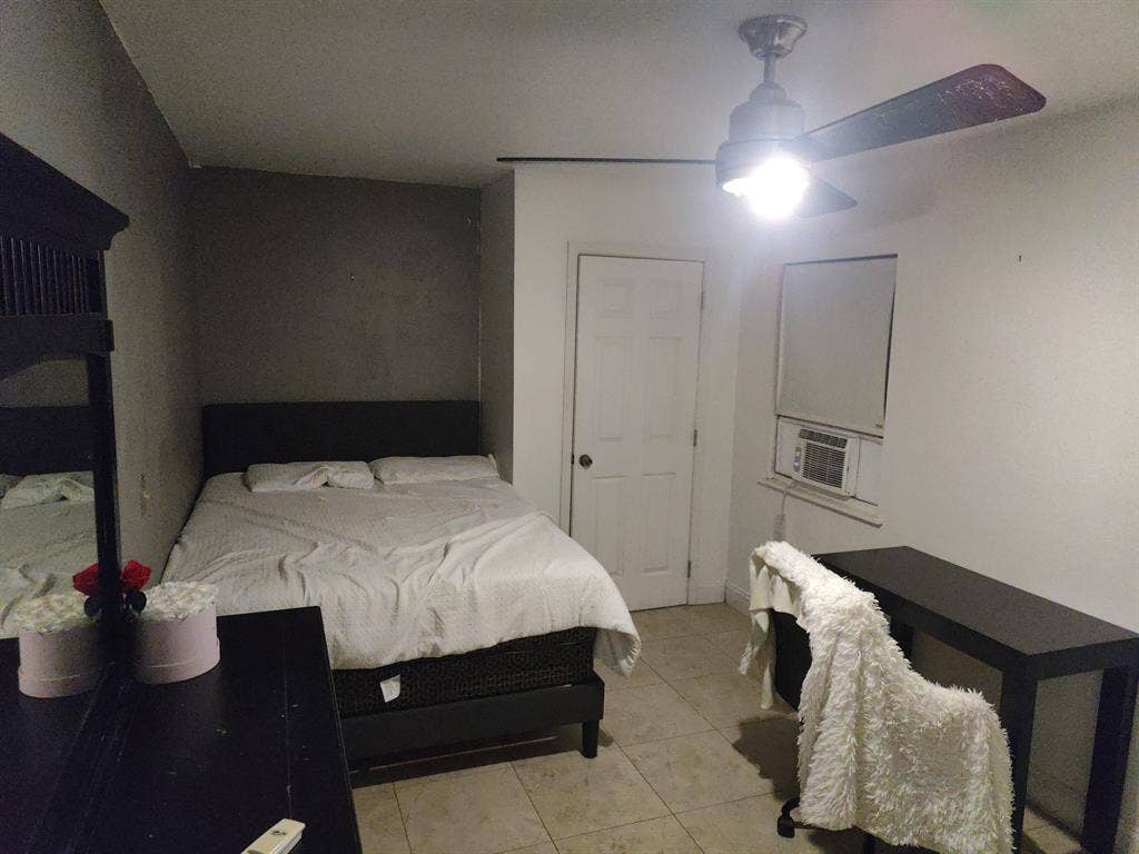 Looking for female roommates
