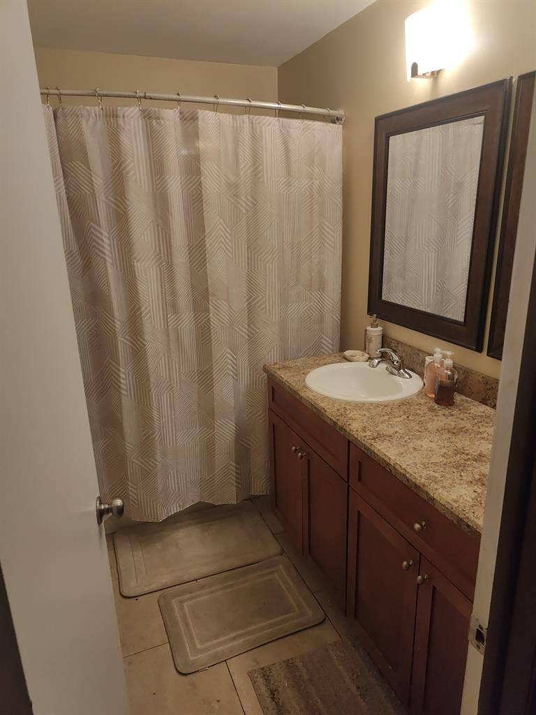 Looking for female roommates
