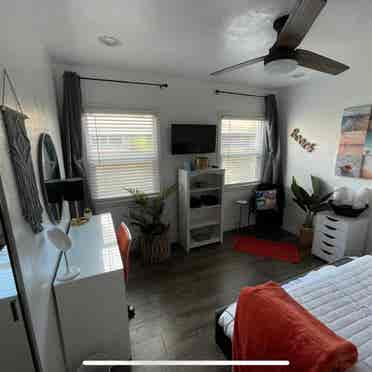 Room for rent in Long Beach home