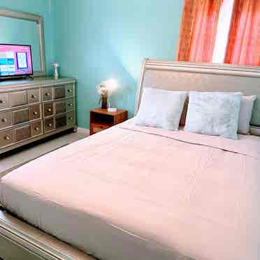 Room Queen Bed Fast Wi-Fi Furnished