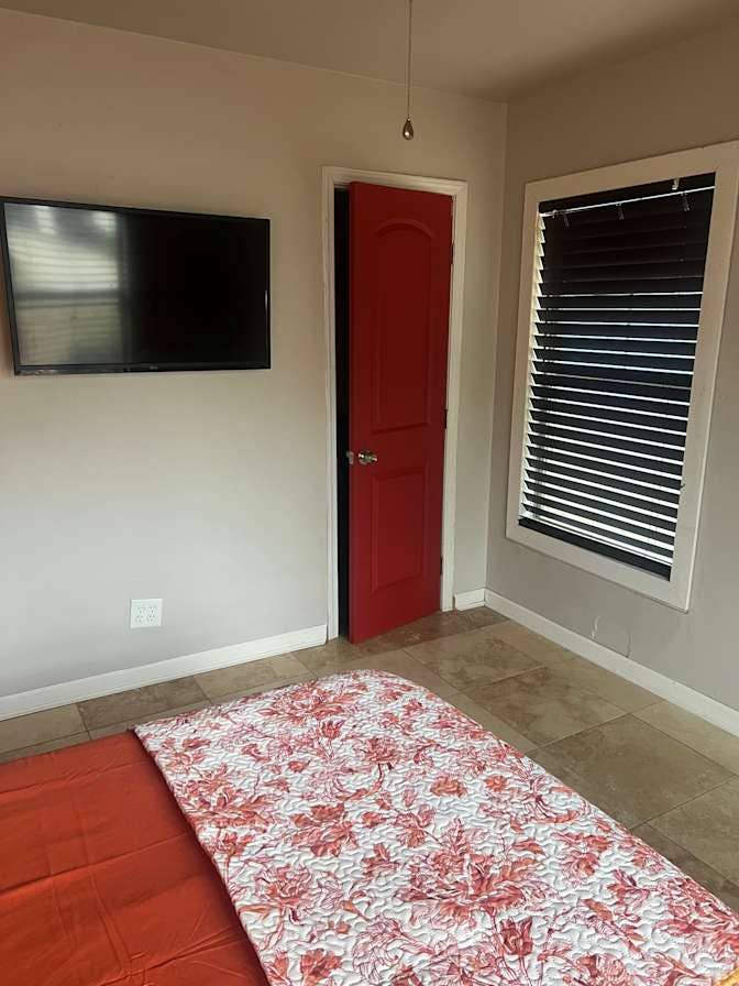 Room 4 Rent/Shared Bath w/ 1 person