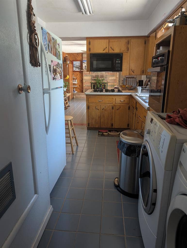 Share house with married couple