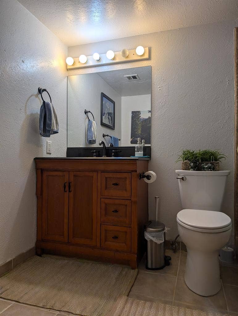 Share house with married couple