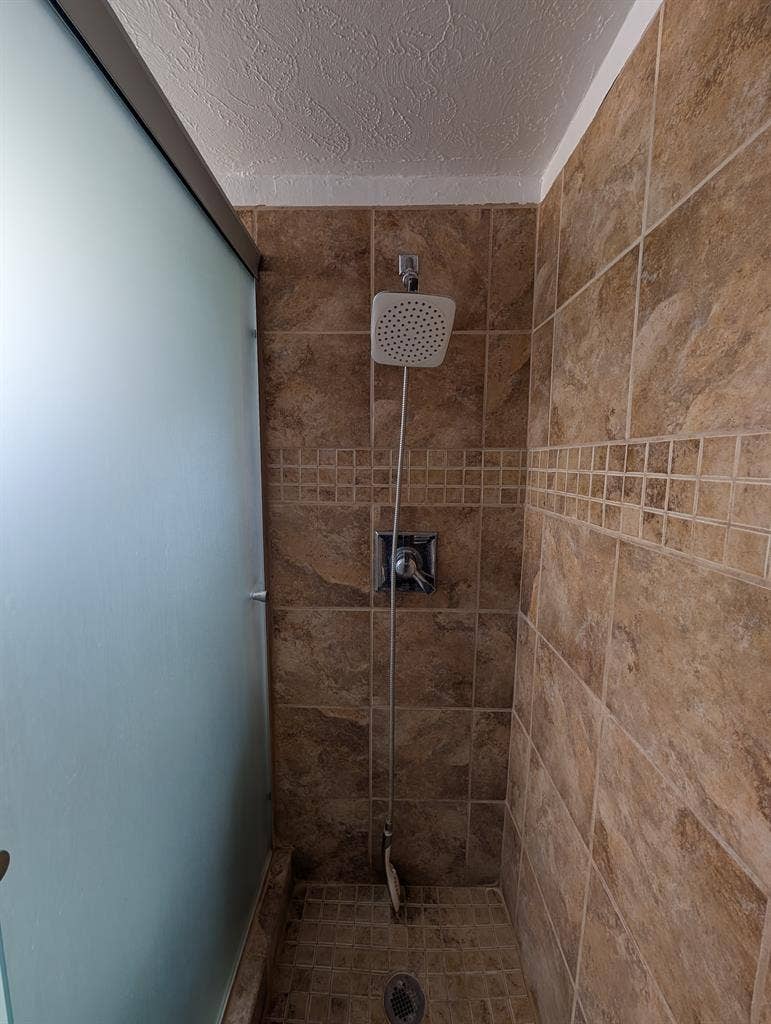 Share house with married couple