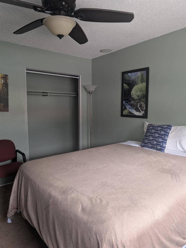 Share house with married couple