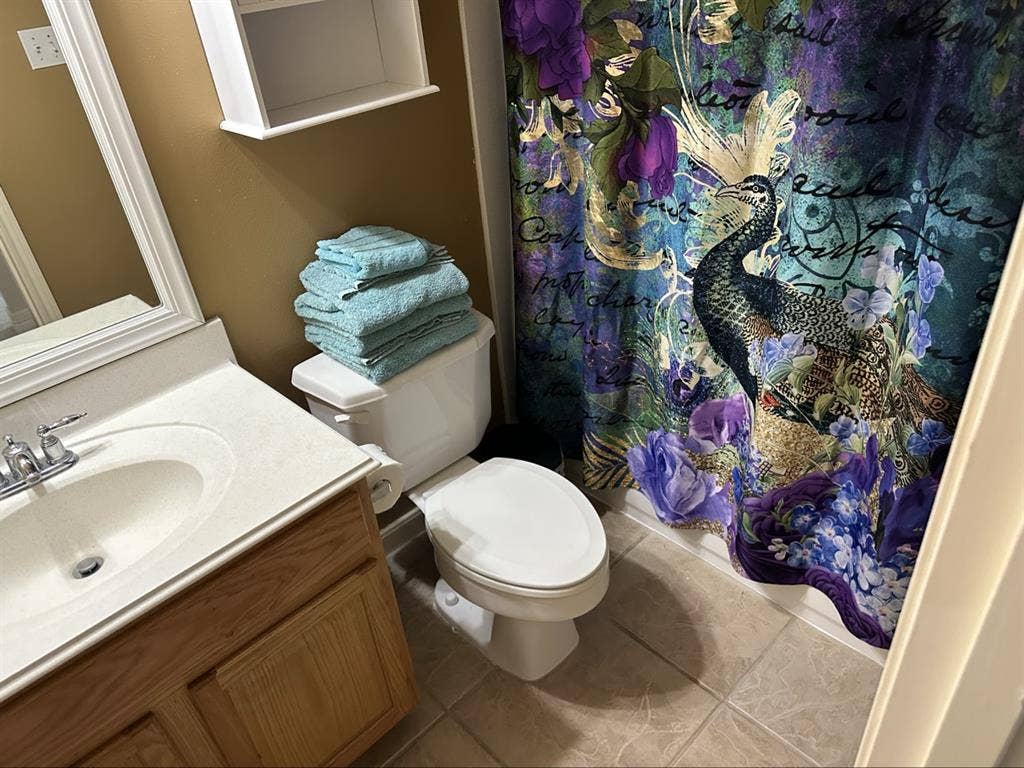 Private room private bath in 5 bed