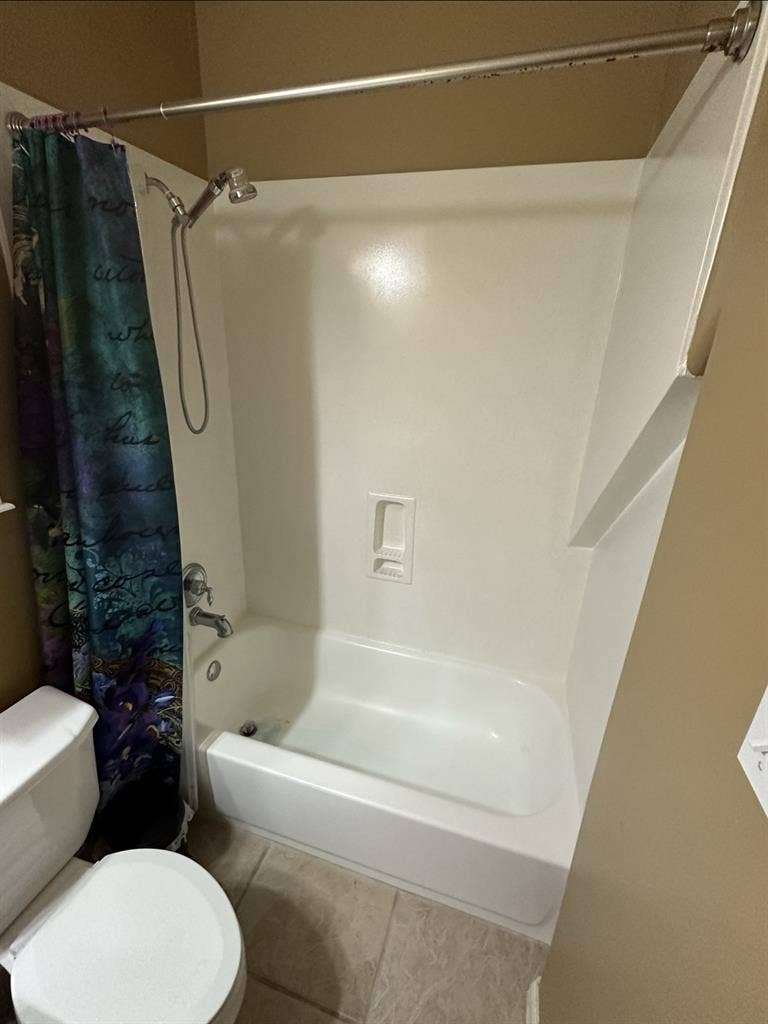 Private room private bath in 5 bed