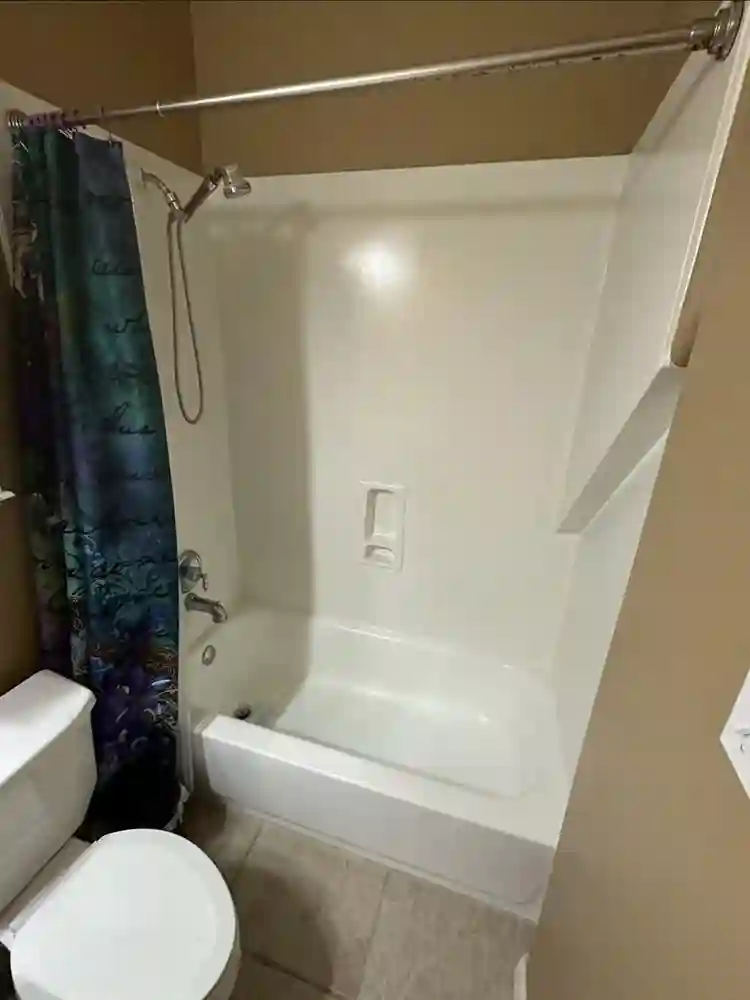 Private room private bath in 5 bed