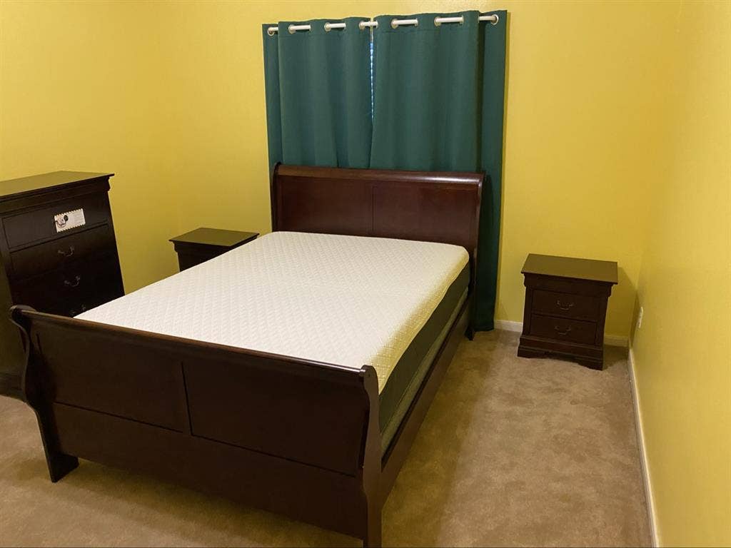 Private room private bath in 5 bed