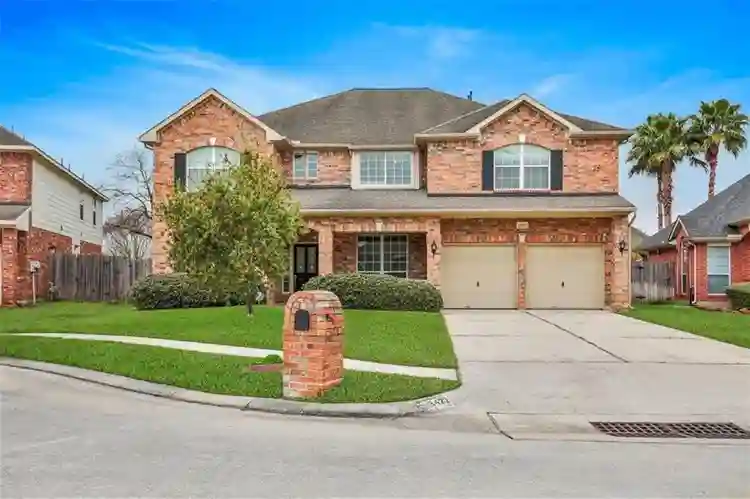 Private room private bath in 5 bed