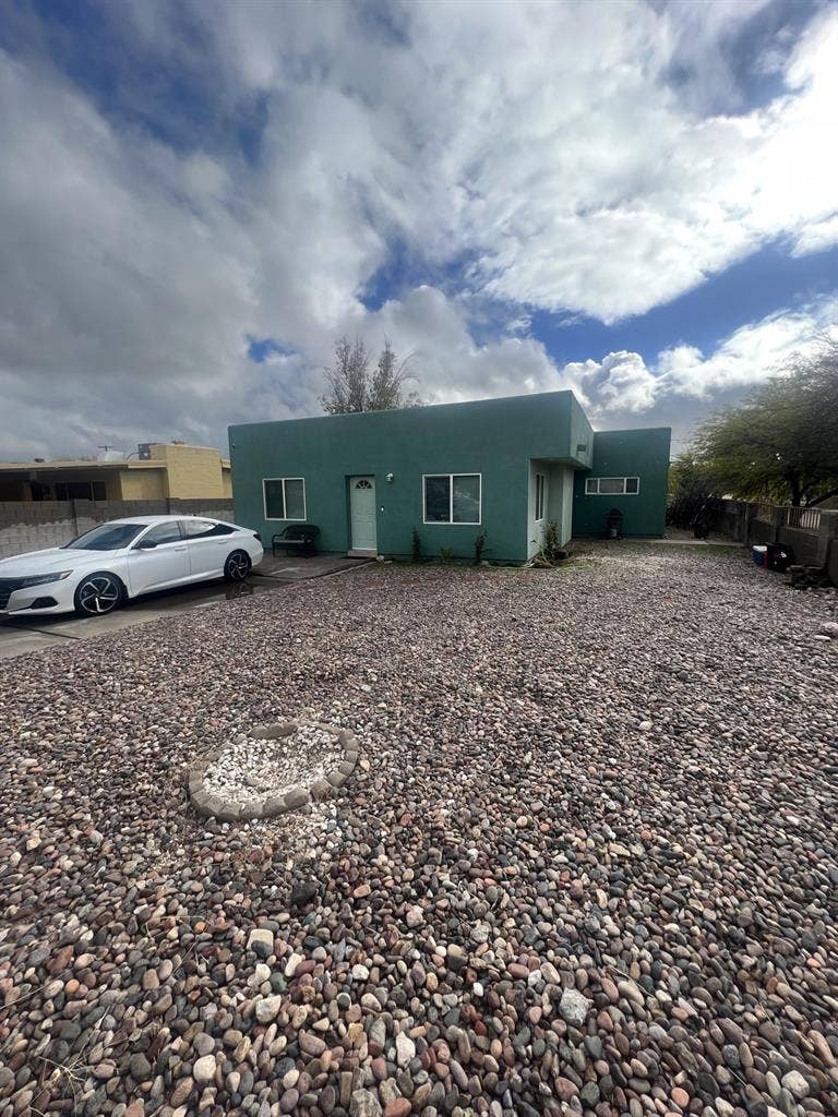 Looking for 2
Roommates ba