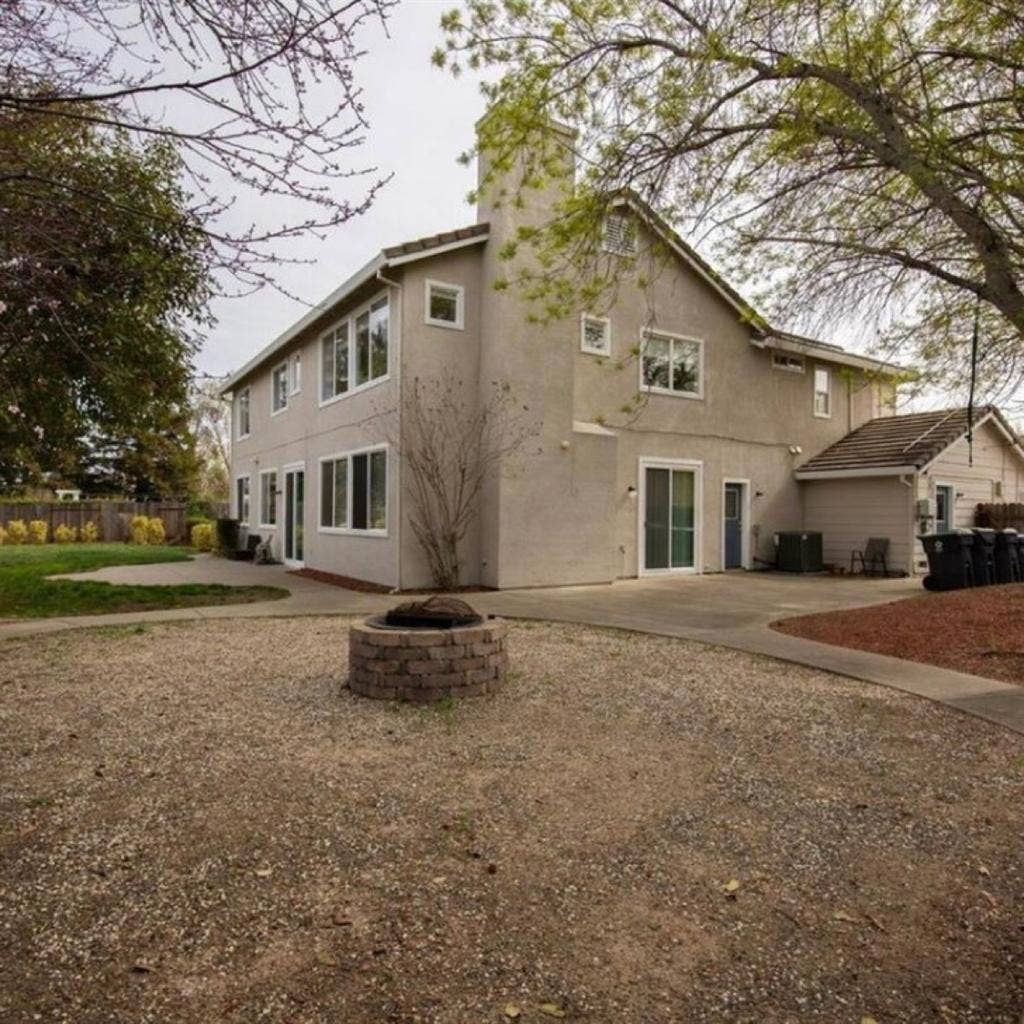 Beautiful Rolling Hills area Room