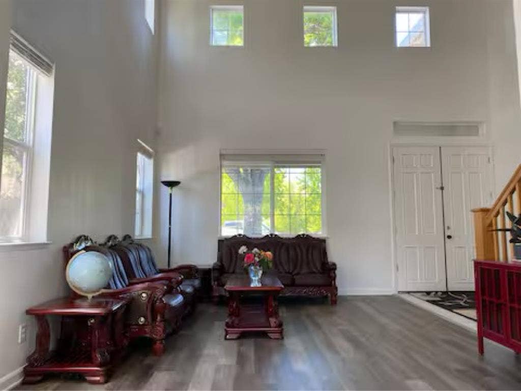 Beautiful Rolling Hills area Room