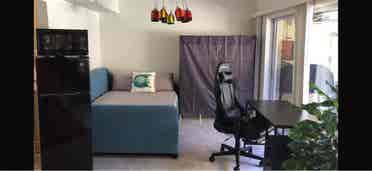 1ST MONTH --FREE RENT--