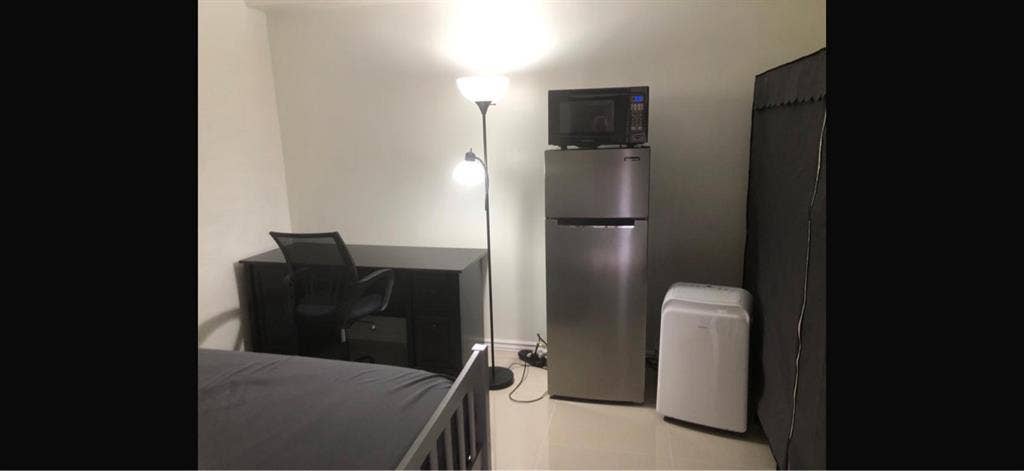 1ST MONTH --FREE RENT--
