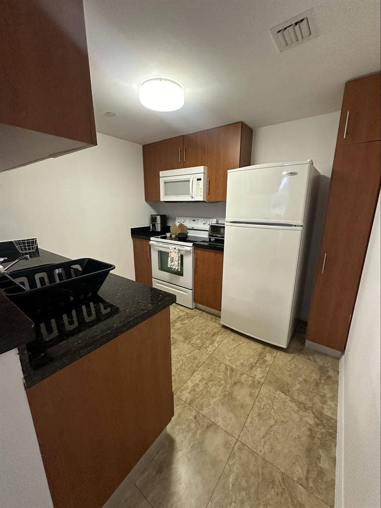 SHARED ROOM/ SHARED BATHROOM