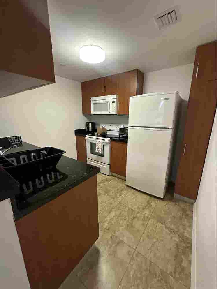 SHARED ROOM/ SHARED BATHROOM