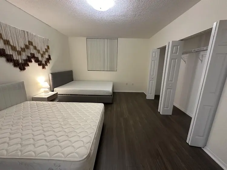 SHARED ROOM/ SHARED BATHROOM