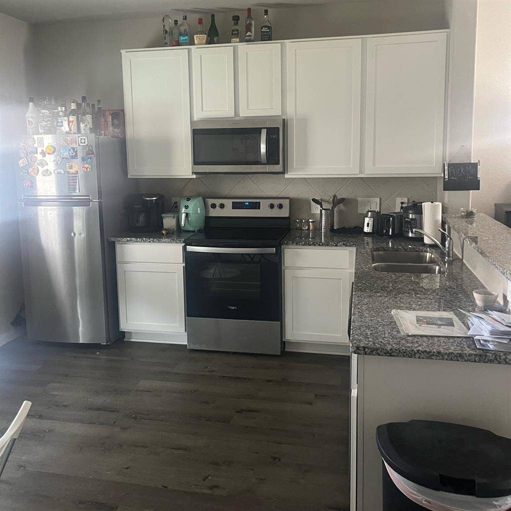 Looking for 1 roommate